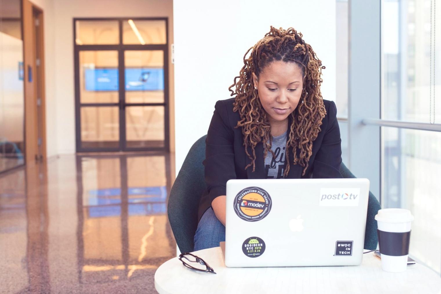 Kreative Studiosession mit digitalen Audio-Workstations und künstlicher Intelligenz-Software