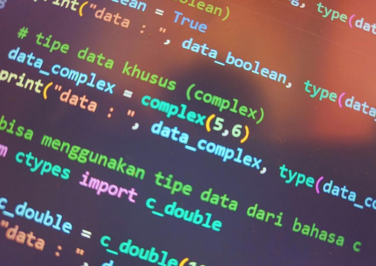 Abstraktes Netzwerk aus leuchtenden Verbindungen und Knotenpunkten